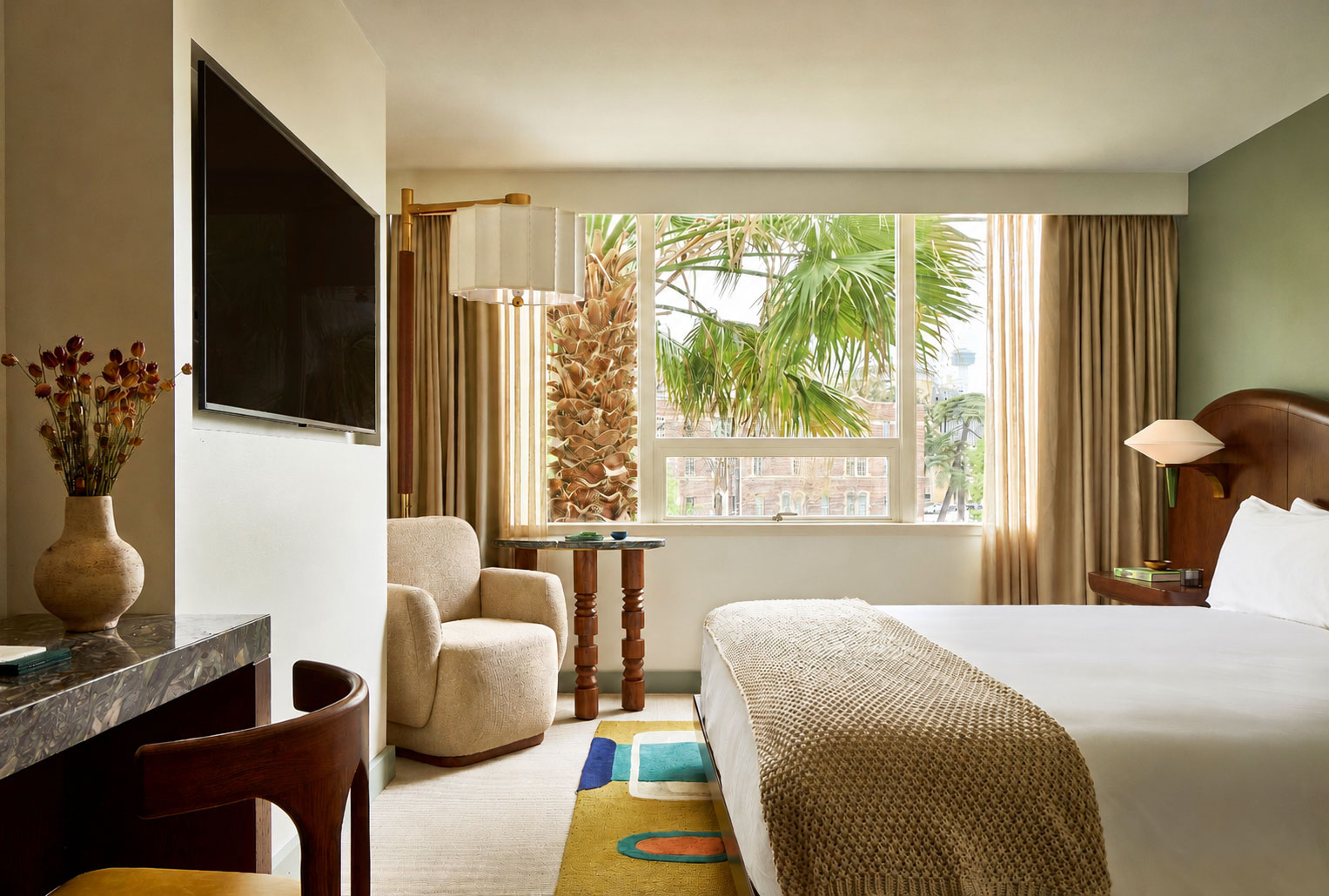 River room with view of greenery